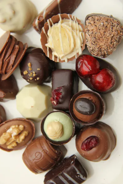 Оформлені шоколадні цукерки — стокове фото
