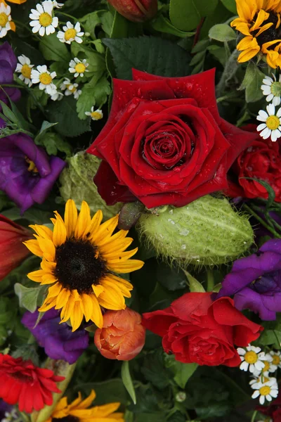 Arranjo de flores em cores brilhantes — Fotografia de Stock