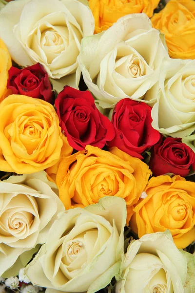 結婚式の配置で黄色、白と赤のバラ — ストック写真