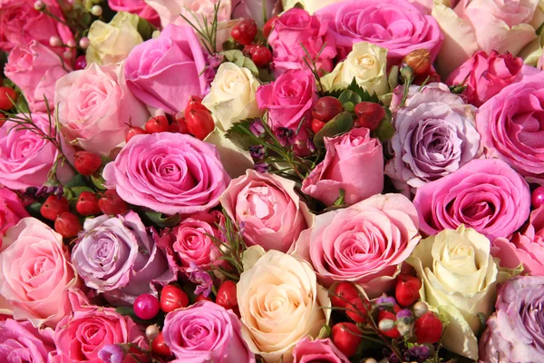 Flores de boda en varios tonos de rosa — Foto de Stock