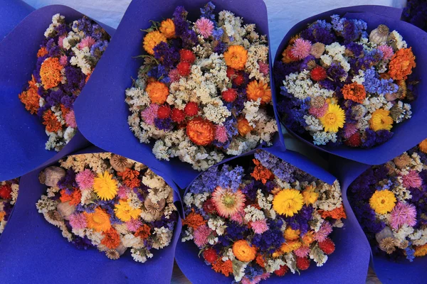 Αποξηραμένο λουλούδι ανθοδέσμες σε μια αγορά — Φωτογραφία Αρχείου