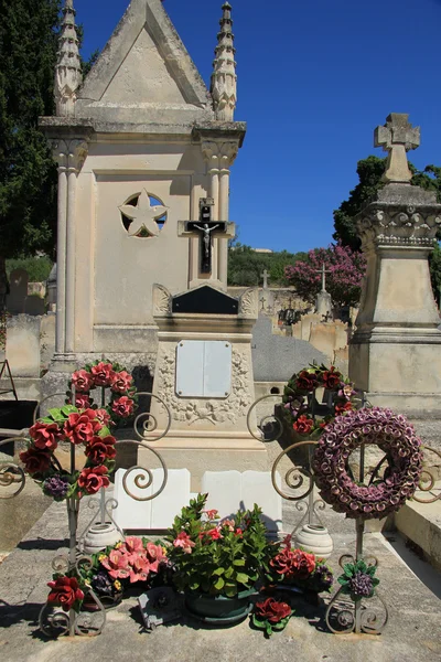 Adornos de tumbas en un antiguo cementerio francés —  Fotos de Stock