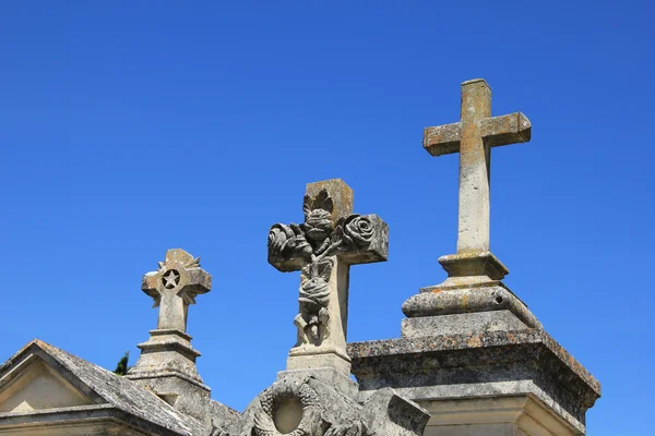 Ernstige ornamenten op een oude Franse begraafplaats — Stockfoto