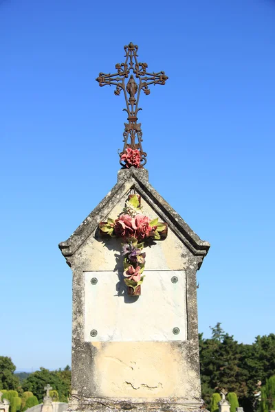 Krucifix med keramiska blommor — Stockfoto