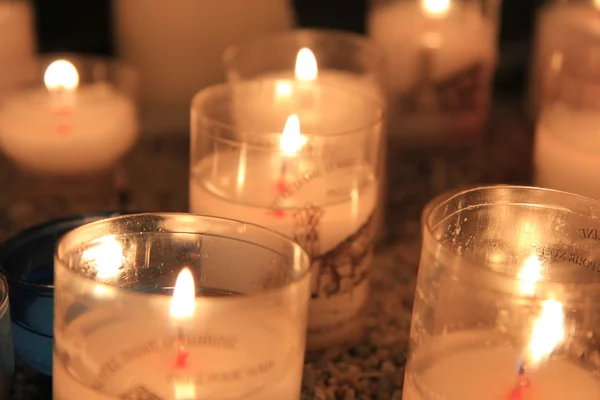 Velas votivas em uma igreja — Fotografia de Stock