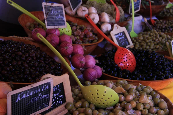 Azeitonas num mercado francês — Fotografia de Stock