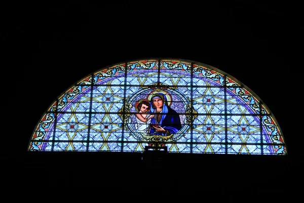 หน้าต่างโบสถ์กระจกสี — ภาพถ่ายสต็อก