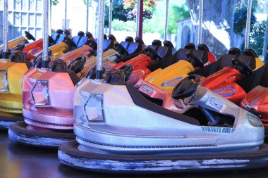 üst üste greasers arabalar