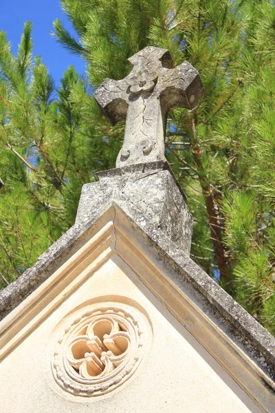 Tombstone with cross ornament at a French cemetery — Stock Photo, Image