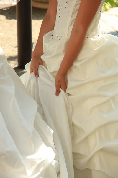 Bruidsmeisje helpen van de bruid — Stockfoto