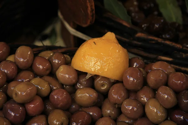 Aceitunas en un mercado francés — Foto de Stock