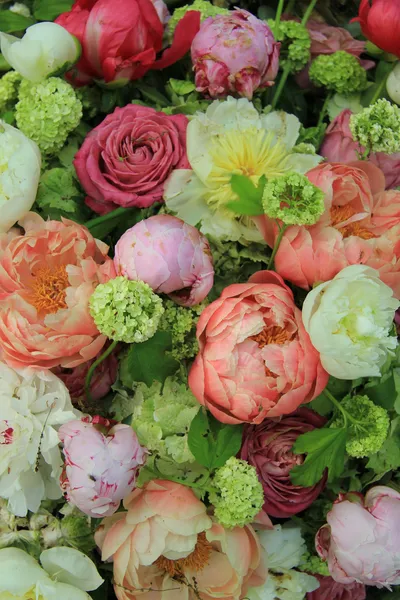 Peonies in a wedding arrangement — Stock Photo, Image