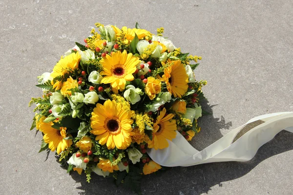 Κίτρινο συλλυπητήρια λουλούδια — Φωτογραφία Αρχείου