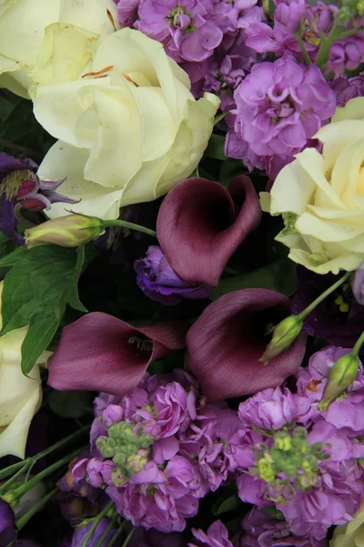 Purple and white bridal arrangement — Stock Photo, Image