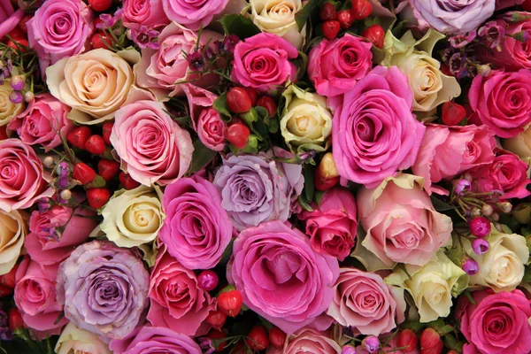 Pink and purple roses in a wedding centerpiece — Stock Photo, Image