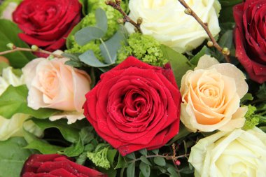 pembe, kırmızı ve beyaz gelin aranjman