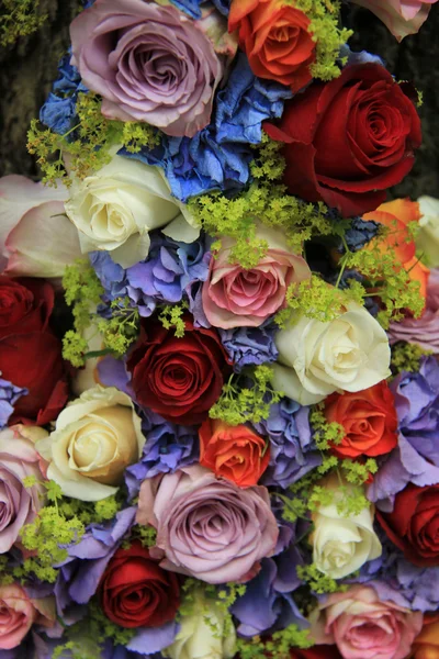 Rosas y hortensias arreglo de boda — Foto de Stock