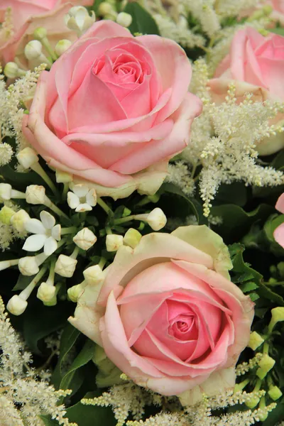 ピンクのバラ、シタキソウ ブライダル ブーケで — ストック写真