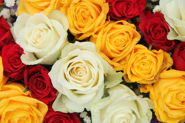 Roses jaunes, blanches et rouges dans un arrangement de mariage — Photo