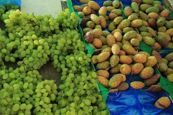 Kakteen und Trauben auf einem Markt — Stockfoto