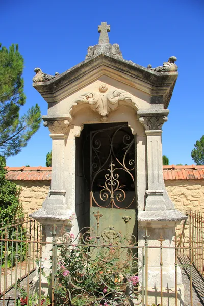 Старим кладовищем в Провансі — стокове фото