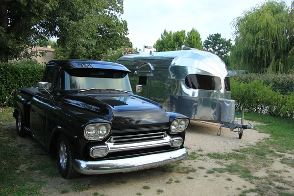 Classic car and caravan — Stock Photo, Image