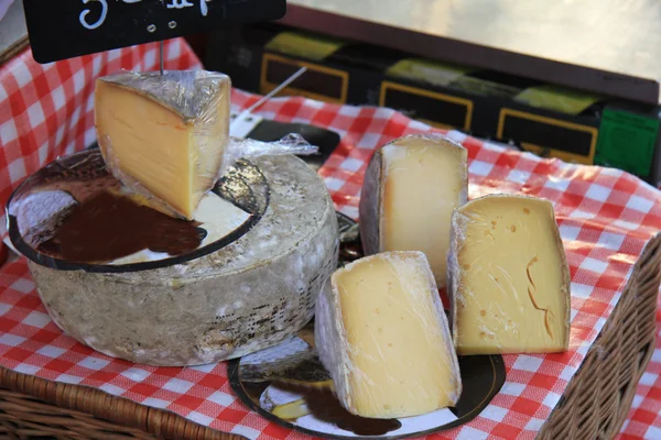 Formaggio in un mercato provenzale — Foto Stock