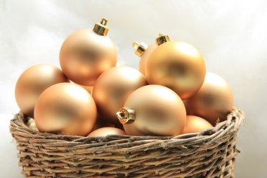 hasır sepet içinde altın christmas süsler