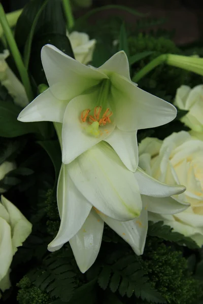 Lillies와 신부의 꽃다발에서 장미 — 스톡 사진
