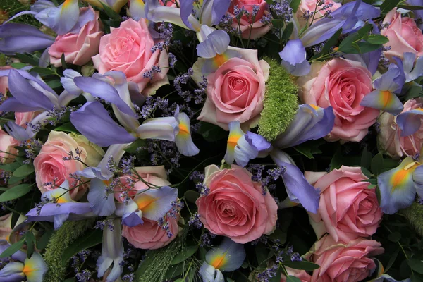 Blaue Schwertlilien und rosa Rosen in Brautarrangement — Stockfoto