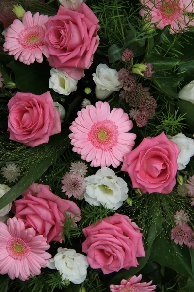 Гербери і троянди, рожеві весільні квіти — стокове фото
