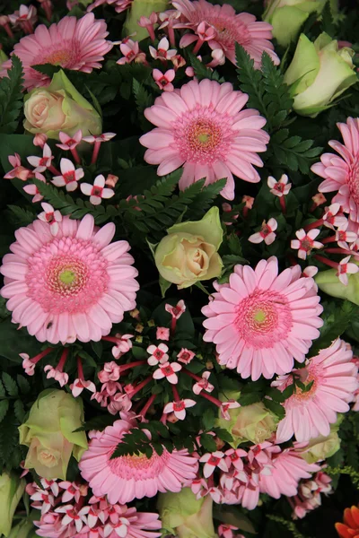 Gerberas and roses, pink bridal flowers — Stock Photo, Image