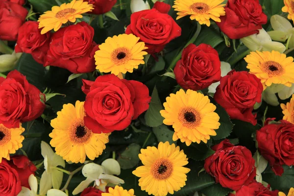 Žluté a červené květy v svatební uspořádání — Stock fotografie