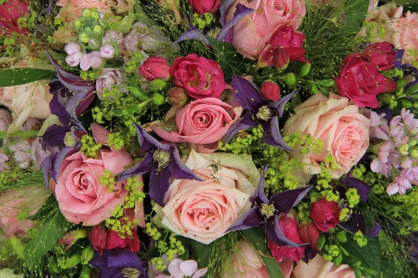Bruiloft regeling in roze en paars — Stockfoto