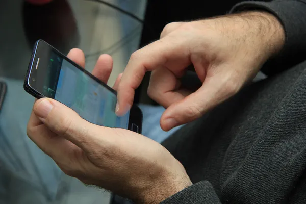 Man met smartphone — Stockfoto