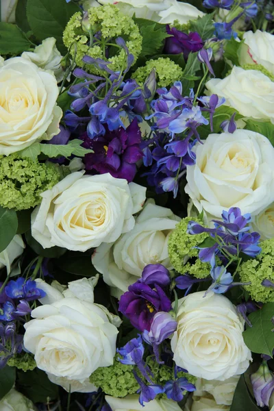 Hochzeitsarrangement in weiß und blau — Stockfoto