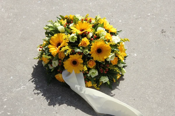 Gele sympathie bloemen — Stockfoto