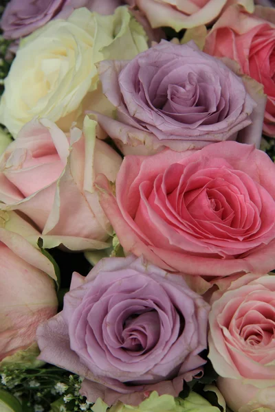 Pastelových růží v svatební uspořádání — Stock fotografie