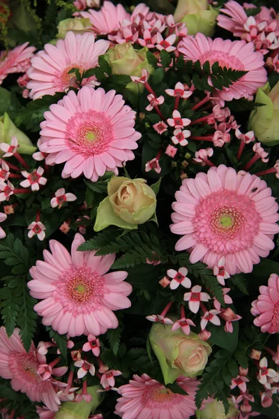 ガーベラやバラ、ブライダル ピンクの花 — ストック写真