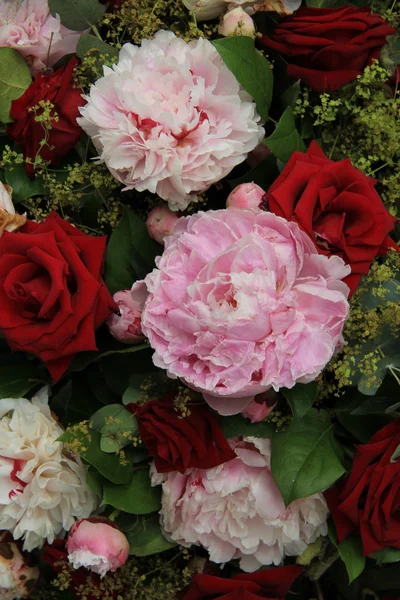 Peônias e rosas em um buquê de noiva — Fotografia de Stock