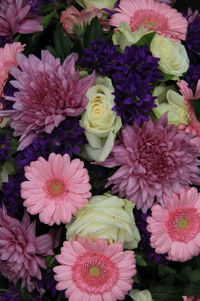 Ροζ ζέρμπερες και άσπρα τριαντάφυλλα - γαμήλια λουλούδια — Φωτογραφία Αρχείου