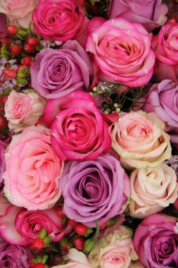 Gelin, mor ve pembe aranjman