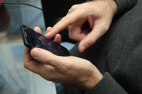 Akıllı telefonlu bir adam.