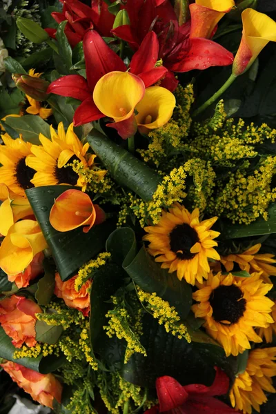 黄色と赤でユリの花束 — ストック写真