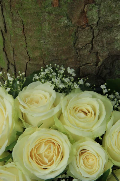 户外婚礼装饰： 白色的花 — 图库照片