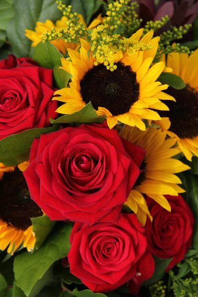 Rosas rojas y girasoles en un arreglo floral —  Fotos de Stock