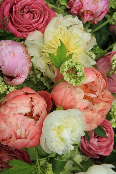 Peonies in a wedding arrangement — Stock Photo, Image