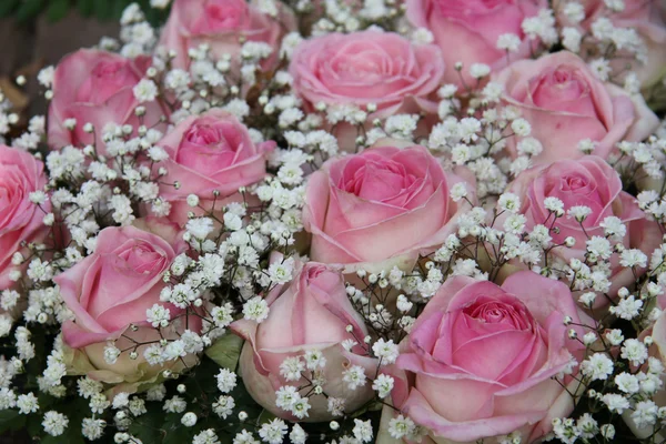 Rózsaszín rózsák menyasszonyi elrendezése — Stock Fotó