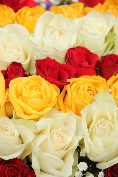 Yellow, white and red roses in a wedding arrangement — Stock Photo, Image