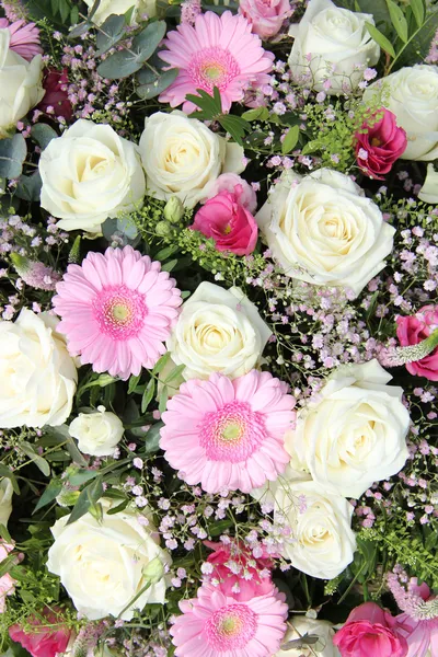 Roze gerbera's en witte rozen in Bruidssuite arrangement — Stockfoto